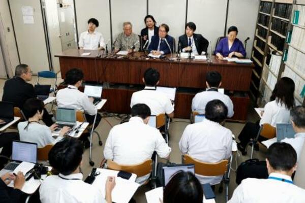 全国統一教会被害対策弁護団と被害者らが開いた記者会見=20日午後、東京・霞が関の司法記者クラブ