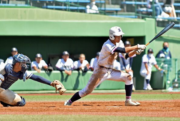 ７回、右前に適時打を放つ国学栃木の椿＝清原球場