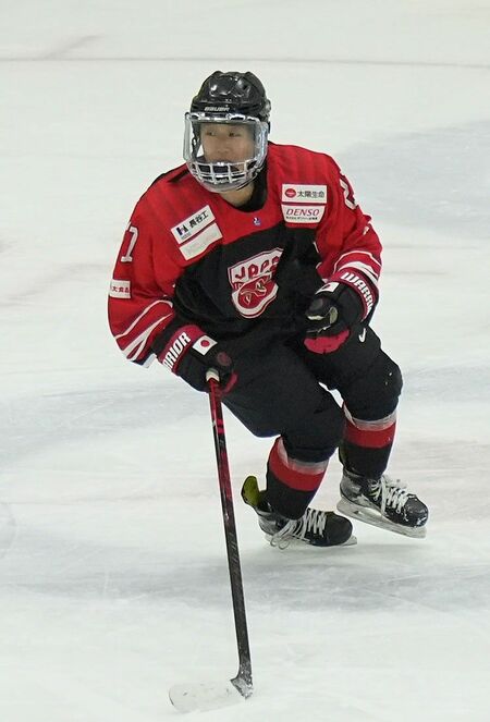 チームで２番目に若い小平。17歳で初の五輪に挑む＝２０２５年12月26日、北海道苫小牧市