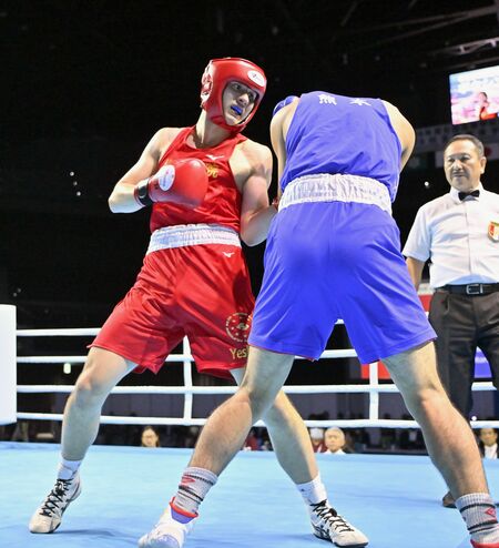 全国高校総体ボクシング男子ミドル級決勝を制し２連覇を飾った作新のシルバ・イエシュア（左）＝８月13日