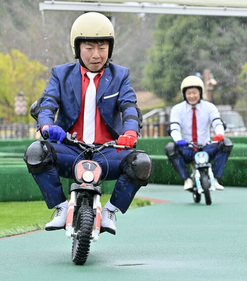 新バイクアトラクションを体験するＵ字工事の福田さん（手前）と益子さん＝３日午前11時５分、茂木町林