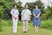 那須御用邸内の休憩所「嚶鳴亭」周辺を散策される天皇ご一家＝18日午後６時３０分、那須町内（代表撮影）