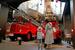　「消防博物館」で消防車の展示を見る親子＝東京都新宿区