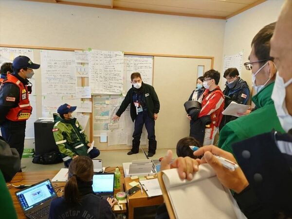 ＤＭＡＴ関係者によるミーティング＝９日午後、石川県珠洲市（和氣さん提供）