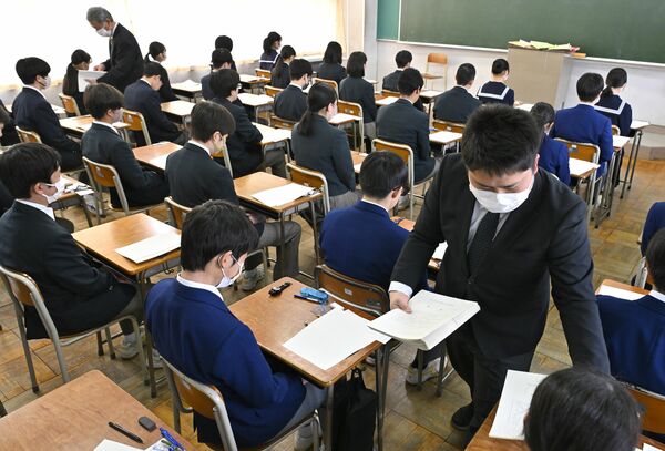 問題用紙の配布を受け、静かに試験開始を待つ受験生＝６日午前９時20分、宇都宮市岩曽町