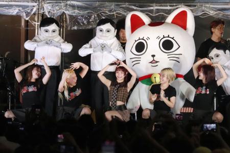 アニメ「ダンダダン」のキャラクターと登場したアイナ・ジ・エンド(中央)=5日、東京都新宿区