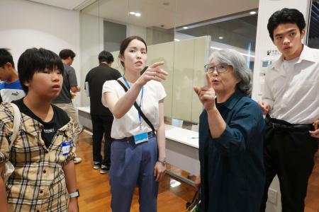 　催しで地域の女性らと話す松井千枝さん（手前左から２人目）＝新潟県十日町市