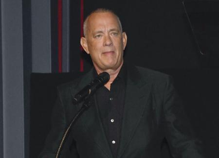 2021年、アカデミー映画博物館の公開イベントであいさつする俳優のトム・ハンクスさん=米ロサンゼルス