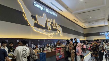 リベリカ種のコーヒーが提供された全国物産展の販売コーナー=8月9日