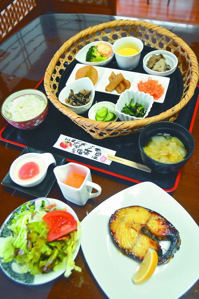 「しまご膳」。メインは「銀ダラ西京焼き」（右下）を選択