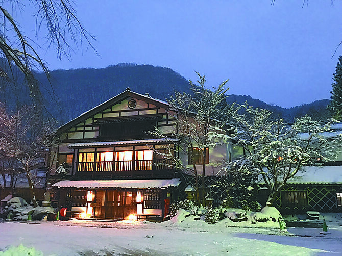 雪化粧の本館(提供写真)