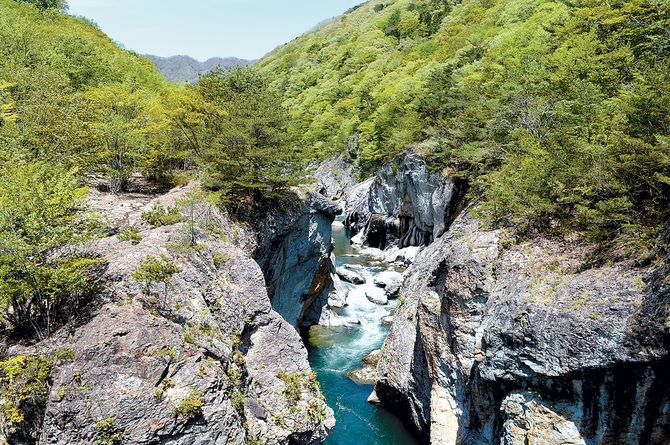 むささび橋から見た上流側、切り立った岩壁と清流が見事