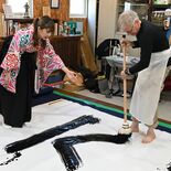 大筆で迫力の書道体験　佐野出身の書道家さおりさんが指導　「迫力、美しさ…
