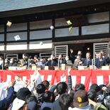 「福」に手を伸ばす　鹿沼・医王寺で節分会　ことしの平穏祈念