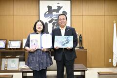 紙芝居、図書寄贈 間中さんに感謝状