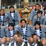 作新高ラグビー部、みこし担いで地域貢献　伝統のすごさ感じる　須賀神社天王祭