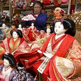 思い込めて丁寧に　佐野でひな人形作り大詰め　腕曲げ姿勢つくる