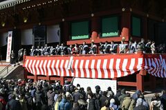 【夕刊】日光山輪王寺で恒例の「がらまき」