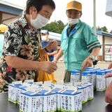モ～一度、安全確認　事故防止へ、道の駅で牛乳配布　大田原交通安全協会