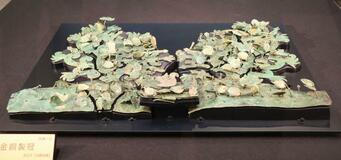 国宝の冠 きらびやかに