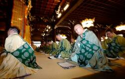 体揺らし、響く念仏