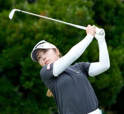 　第３日、１３番でティーショットを放つ佐久間朱莉。通算１４アンダーで首位＝琉球ＧＣ