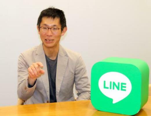 インタビューに応じるLINEヤフーの朝井大介執行役員