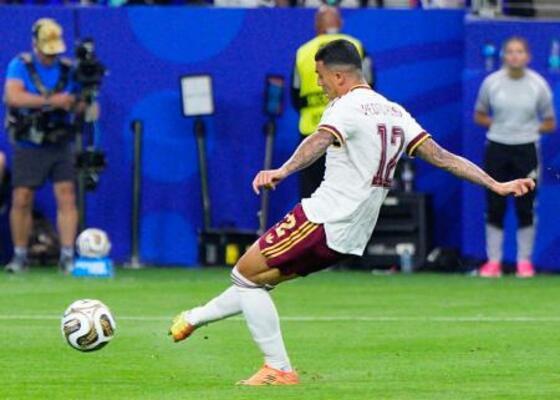 フランス―スペイン 後半、チーム2点目のゴールを決めるスペインのポロ=ダラス(共同)