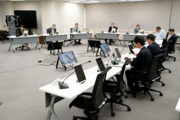 　原発のテロ対策施設の設置期限延長を盛り込んだ規則の改正案を了承した原子力規制委の定例会合＝３日午前、東京都港区