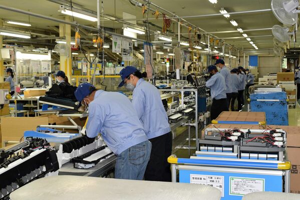 新設されたルームエアコンの標準モデルの生産ライン＝26日午前、栃木市