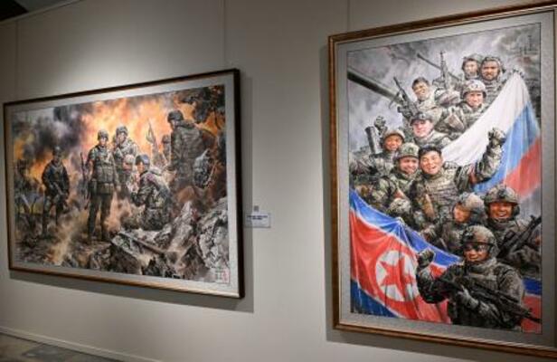 　ロ朝の軍事結束を描いた北朝鮮画家の絵画「一つの塹壕で」（右）などの作品＝２４日、モスクワの全ロシア装飾芸術美術館（共同）