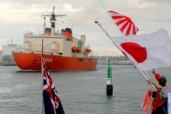 オーストラリア西部・フリマントルを出港する南極観測船「しらせ」=26日(南極観測隊同行記者撮影)