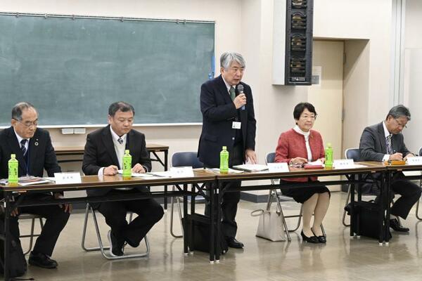 定例会議であいさつする浅野市長（中央）