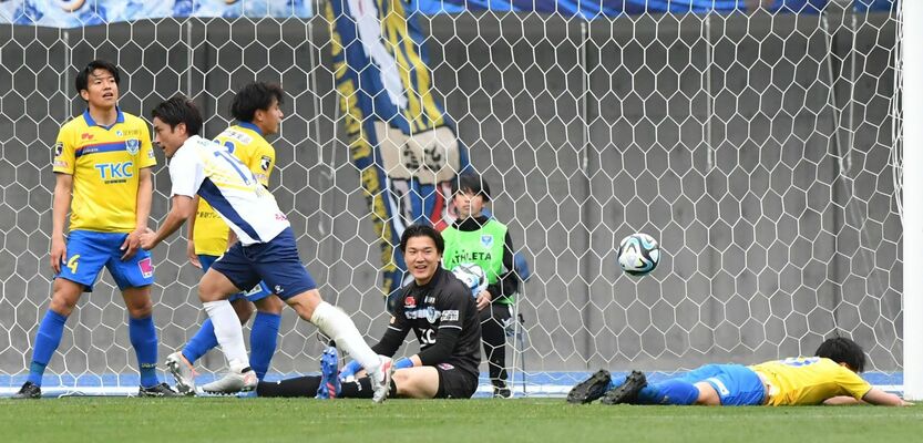 後半42分、勝ち越しゴールを許し、ぼうぜんとする栃木ＳＣの選手＝カンセキスタジアムとちぎ