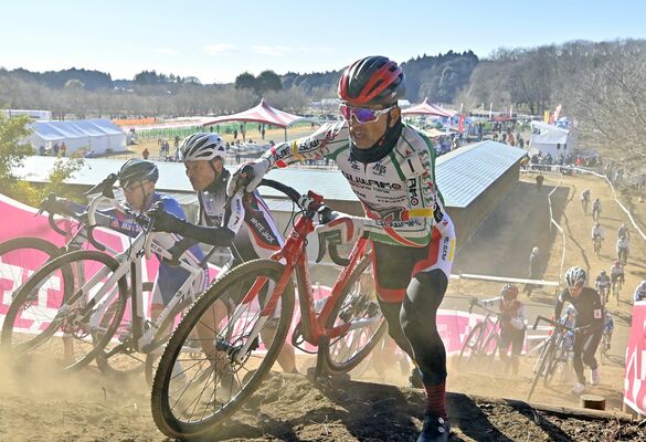 初日は男女のマスターズなど６部門でレースが繰り広げられたシクロクロス全日本選手権＝13日午前10時30分、宇都宮市新里町