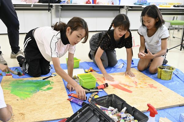 看板作りを体験する児童ら