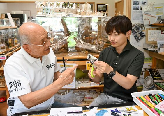 ティッシュ昆虫作りを体験する記者（右）