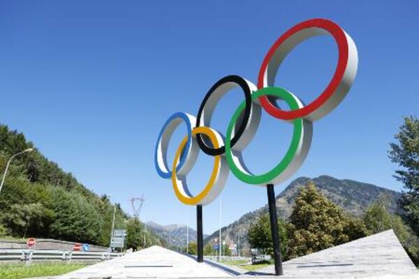 　ミラノ・コルティナ冬季五輪のスキージャンプなどが行われるイタリア・プレダッツォに置かれた五輪のモニュメント