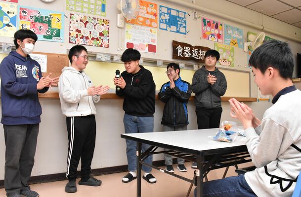 下級生の前で、寄宿舎での生活を振り返る高等部３年生＝26日午後、那須特別支援学校
