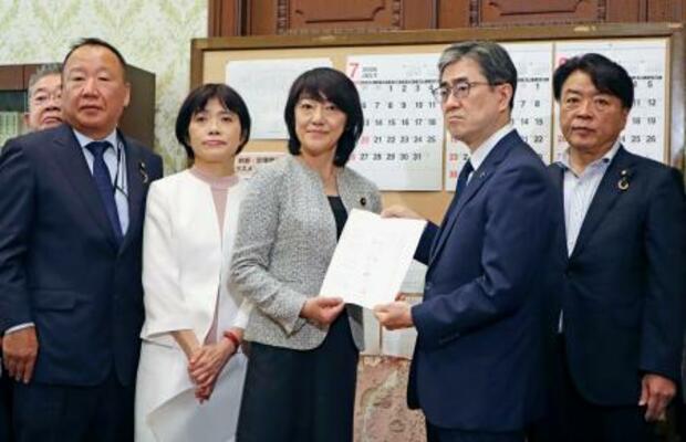 水俣病被害者救済のため、新たな給付金制度を創設する法案を提出する立民の三上絵里議員(左から4人目)ら=9日午前、国会