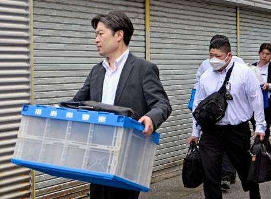 若山哲夫容疑者の自宅から押収物を運び出す捜査員=20日午前10時55分、新潟県胎内市