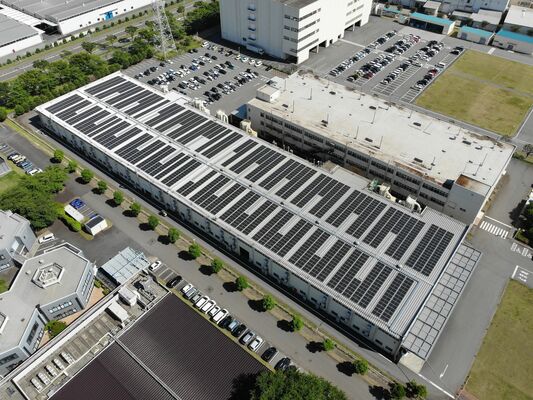 太陽光パネルが設置された村田発條の清原工場＝宇都宮市内