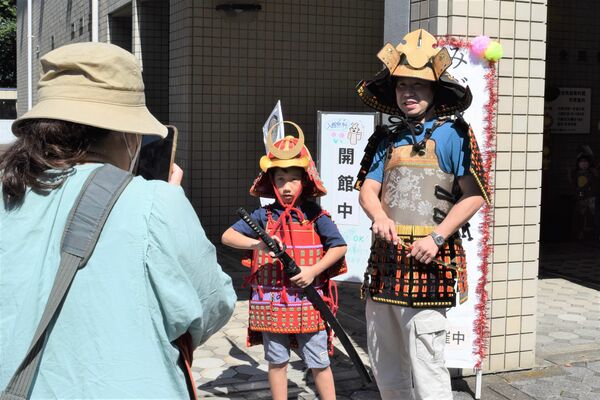 紙よろいの着付け体験