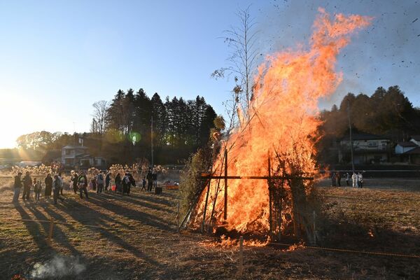 勢いよく燃えるゆいの杜刈沼地区のどんど焼き
