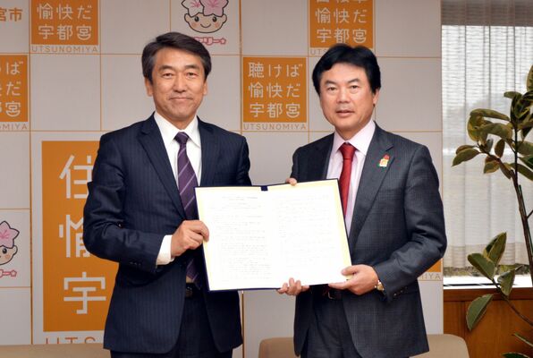 協定書を交わす佐藤市長（右）と仲田部長＝25日午後、宇都宮市役所