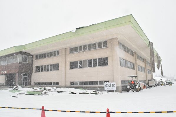 強風で屋根がはがれた武道館＝25日午前11時40分、那須塩原市上厚崎