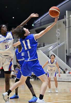 第４クオーター６分、白鴎大の佐々木がシュートを決める＝駒沢体育館、広瀬華撮影