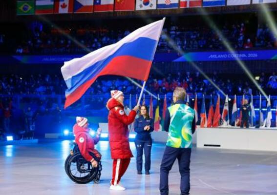 閉会式で入場するロシアの旗手=15日、イタリア・コルティナダンペッツォ(共同)