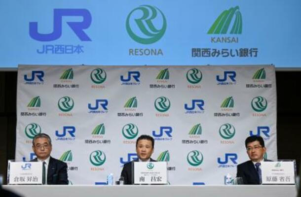 　資本業務提携について記者会見する（左から）ＪＲ西日本の倉坂昇治社長、りそなＨＤの南昌宏社長、関西みらい銀行の原藤省吾社長＝１日午後、大阪市北区