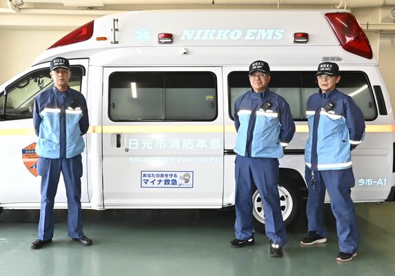 日勤救急隊員となり業務に励む（左から）沼野さん、湯澤さん、神山さん